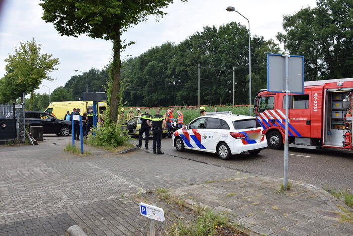 Twee auto's botsen bij uitrit