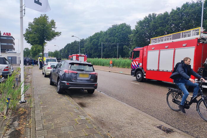 Twee auto's botsen bij uitrit