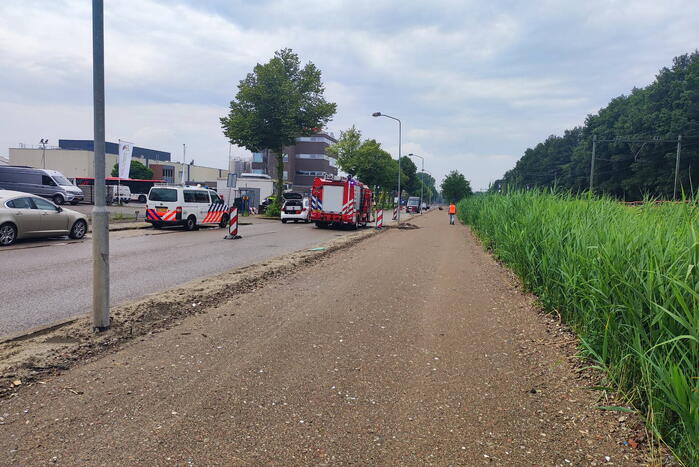 Twee auto's botsen bij uitrit