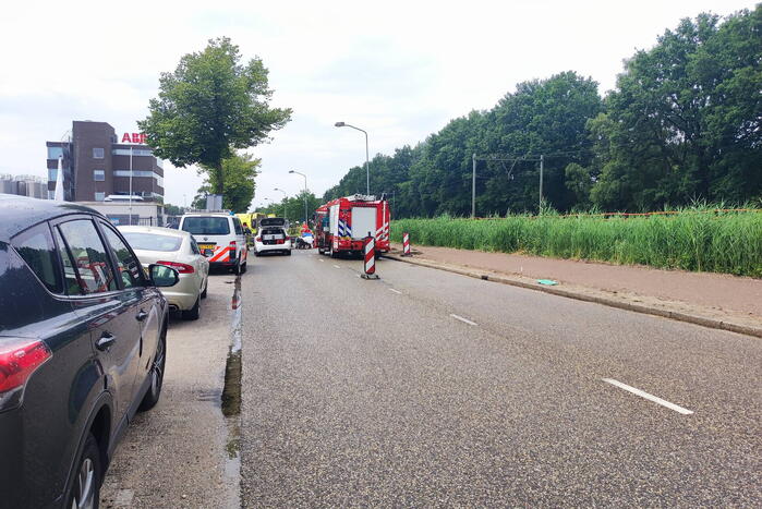 Twee auto's botsen bij uitrit