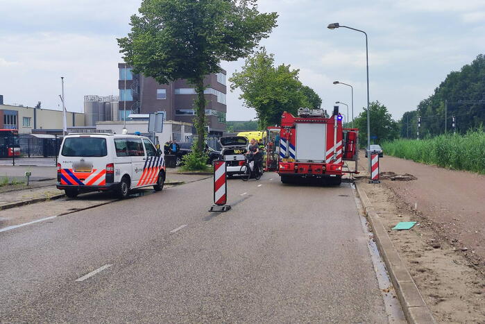 Twee auto's botsen bij uitrit