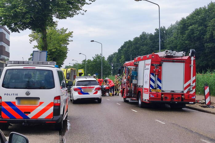 Twee auto's botsen bij uitrit