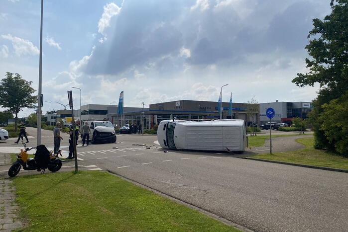 Bestelbus belandt op zijn kant na botsing