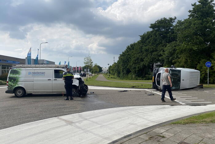 Bestelbus belandt op zijn kant na botsing