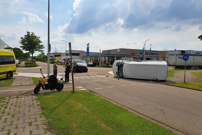Bestelbus belandt op zijn kant na botsing