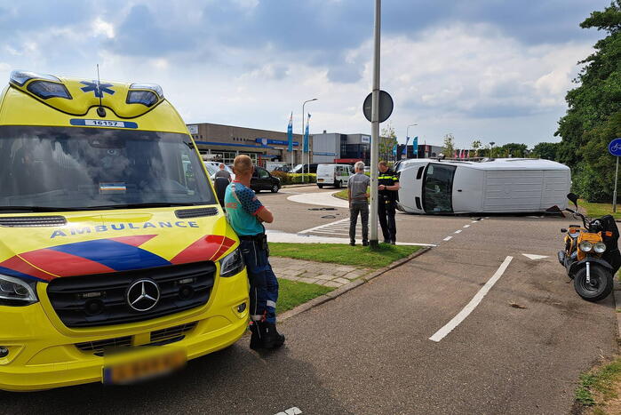 Bestelbus belandt op zijn kant na botsing