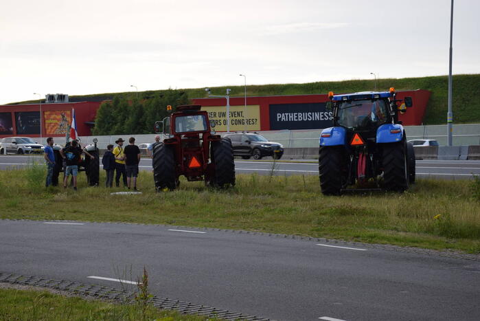 Boeren voeren protest bij opritten van snelwegen