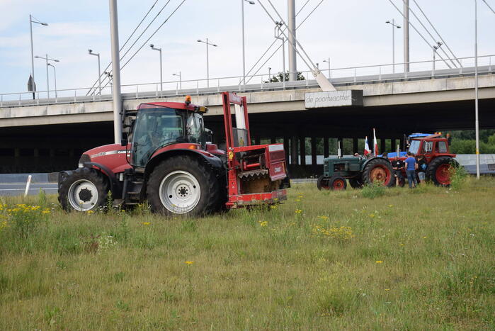 Boeren voeren protest bij opritten van snelwegen