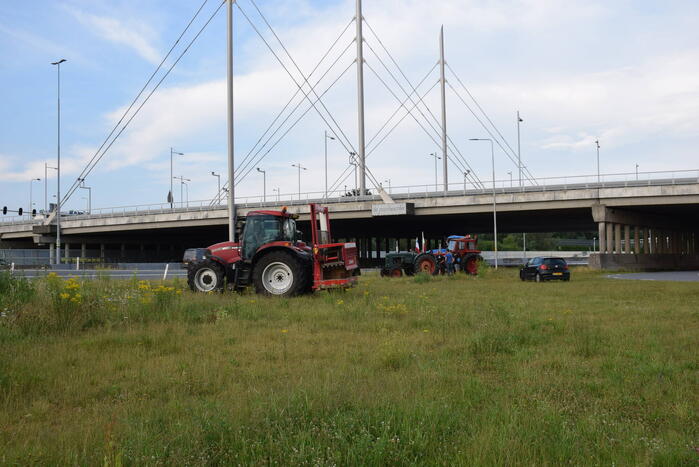 Boeren voeren protest bij opritten van snelwegen