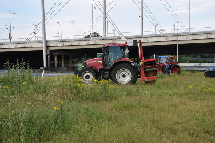 Boeren voeren protest bij opritten van snelwegen