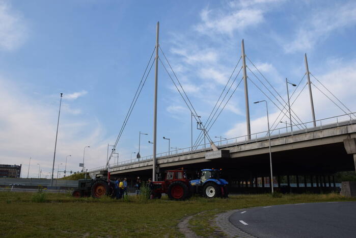 Boeren voeren protest bij opritten van snelwegen