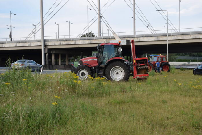 Boeren voeren protest bij opritten van snelwegen