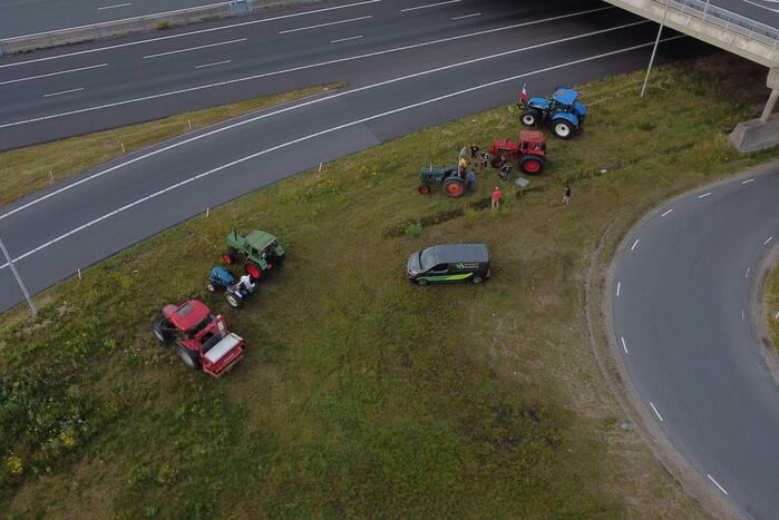 Boeren voeren protest bij opritten van snelwegen