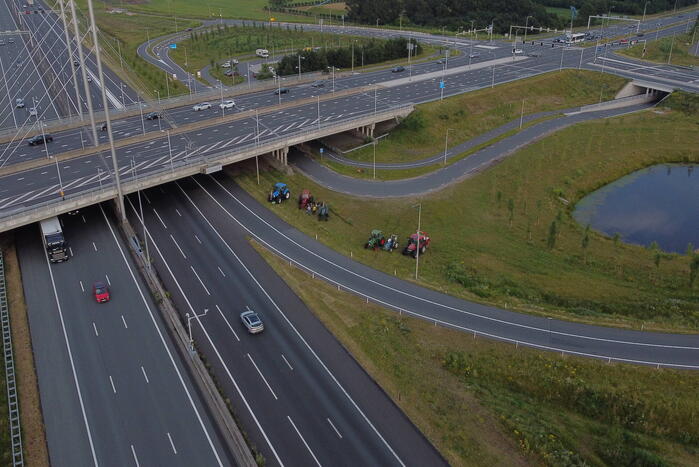Boeren voeren protest bij opritten van snelwegen