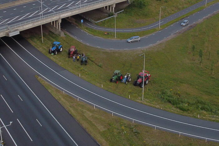 Boeren voeren protest bij opritten van snelwegen