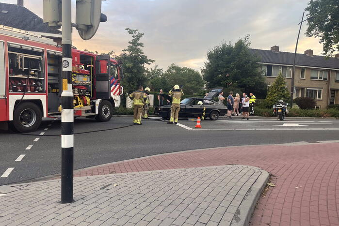 Auto vat vlam voor verkeerslicht