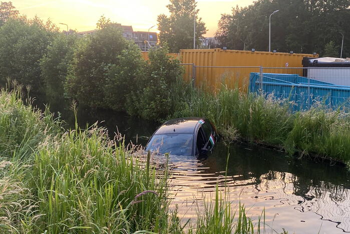 Pizzakoerier belandt in diepe sloot