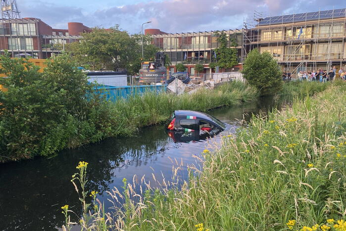 Pizzakoerier belandt in diepe sloot