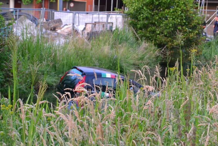 Pizzakoerier belandt in diepe sloot
