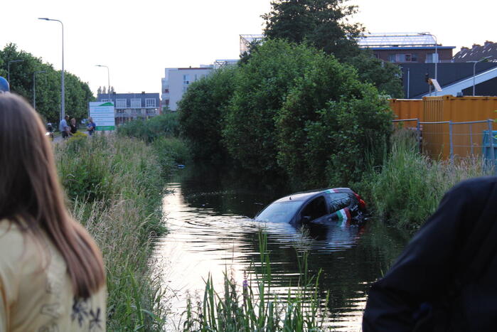 Pizzakoerier belandt in diepe sloot