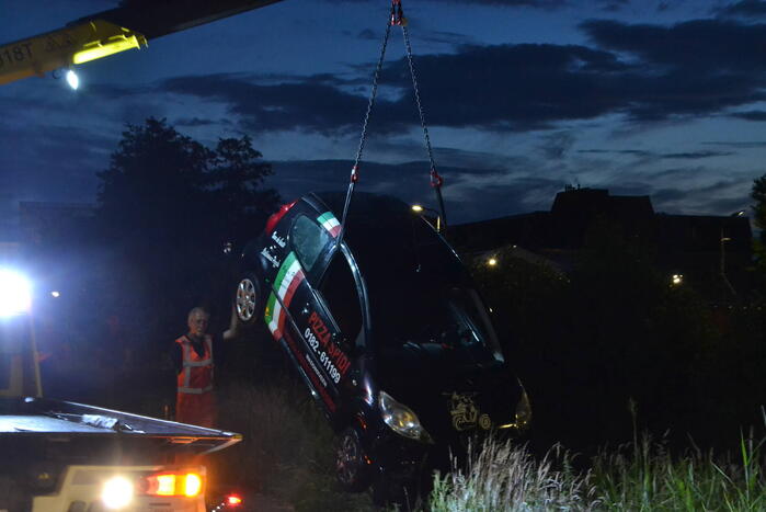 Pizzakoerier belandt in diepe sloot