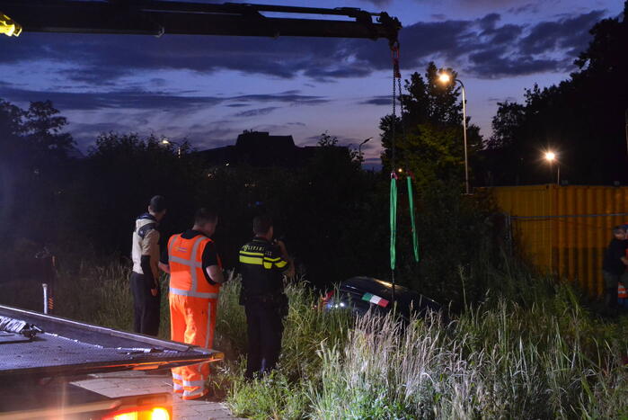 Pizzakoerier belandt in diepe sloot