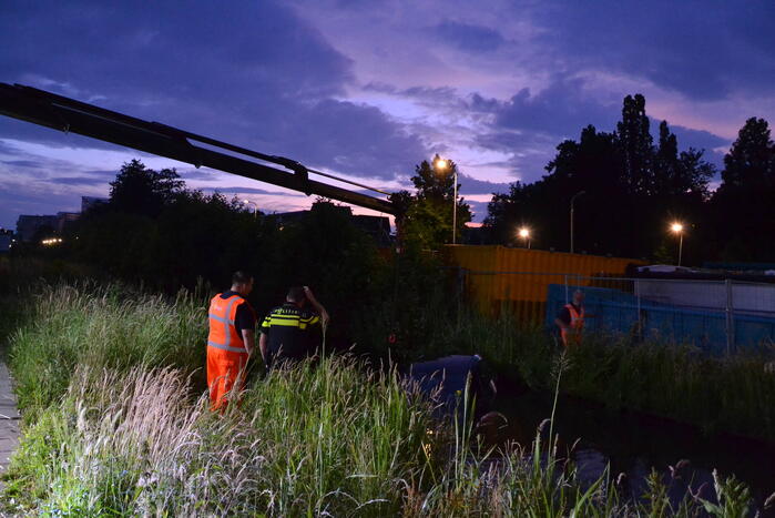 Pizzakoerier belandt in diepe sloot