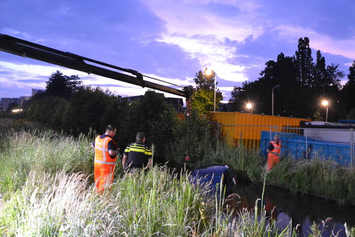 Pizzakoerier belandt in diepe sloot