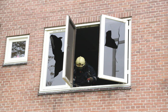 Brandweer blust brand in woning