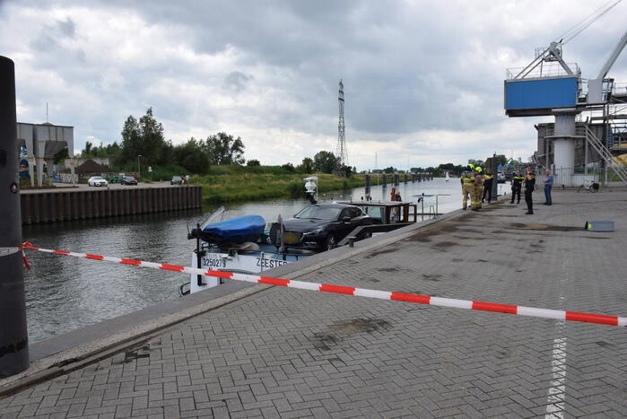 Binnenvaartschip dreigt te zinken