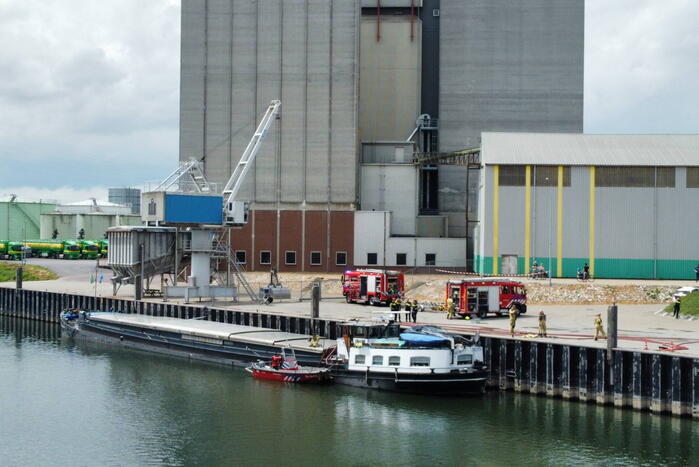 Binnenvaartschip dreigt te zinken