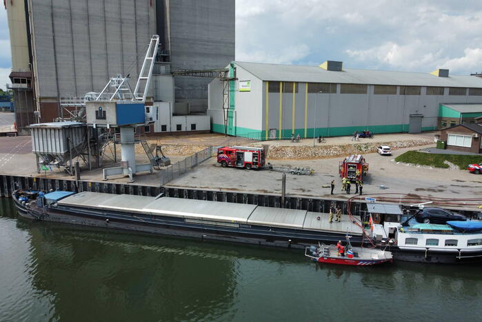 Binnenvaartschip dreigt te zinken