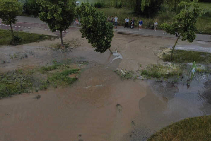 Gesprongen waterleiding zorgt voor enorme wateroverlast