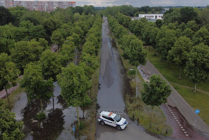Gesprongen waterleiding zorgt voor enorme wateroverlast