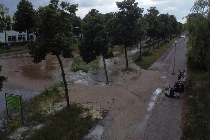Gesprongen waterleiding zorgt voor enorme wateroverlast