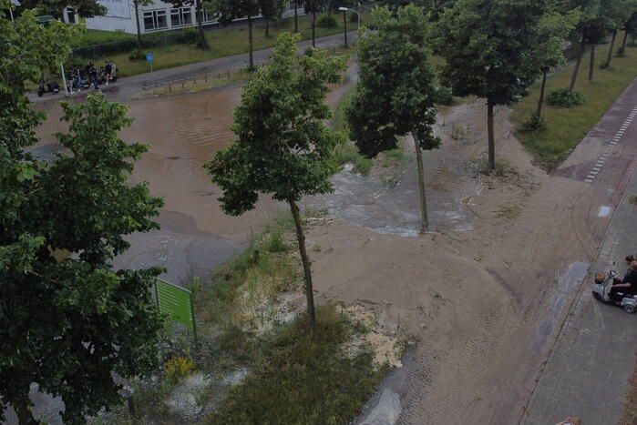 Gesprongen waterleiding zorgt voor enorme wateroverlast