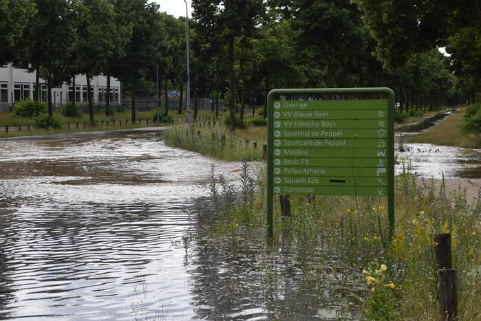 Gesprongen waterleiding zorgt voor enorme wateroverlast