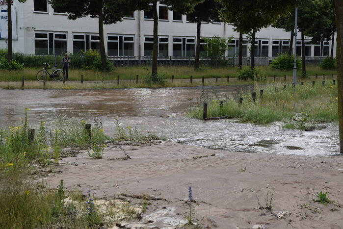 Gesprongen waterleiding zorgt voor enorme wateroverlast