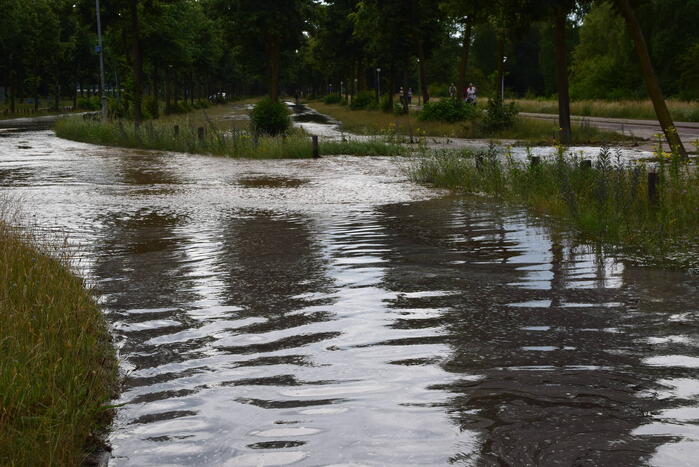 Gesprongen waterleiding zorgt voor enorme wateroverlast
