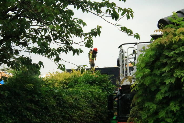 Brand op dak van woning