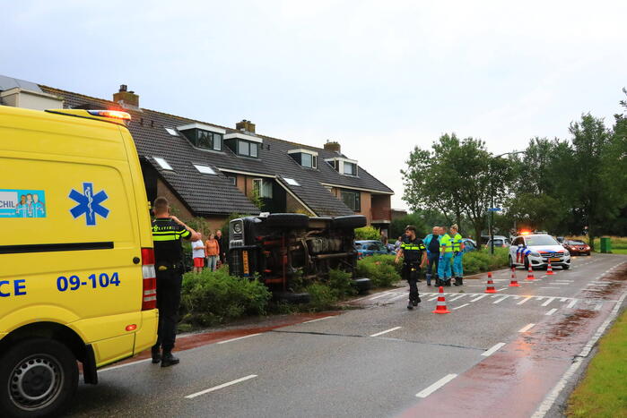 Auto op zijn kant na eenzijdig ongeval