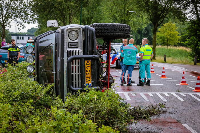 Auto op zijn kant na eenzijdig ongeval