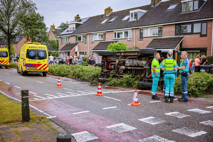Auto op zijn kant na eenzijdig ongeval