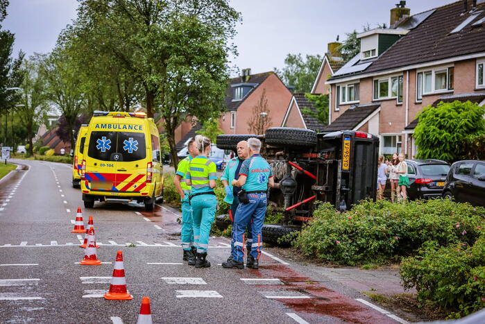 Auto op zijn kant na eenzijdig ongeval