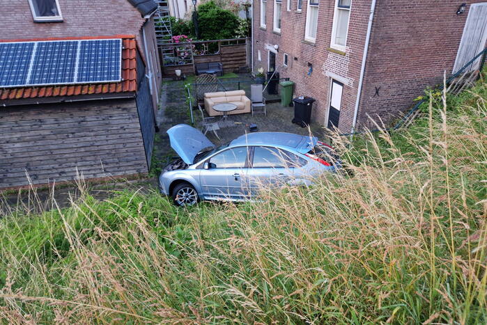Auto rolt van dijk af