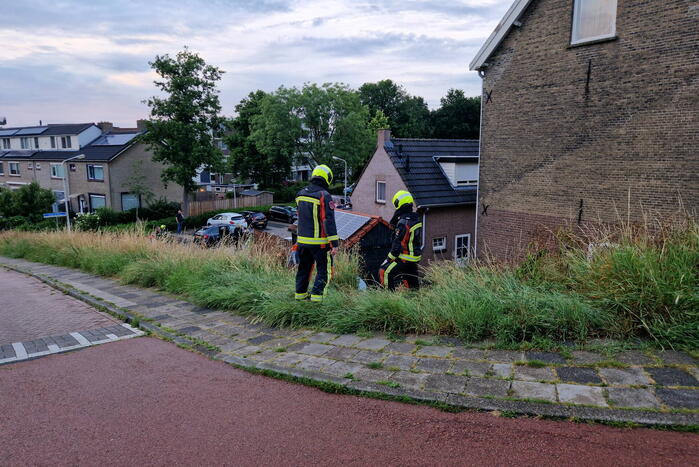Auto rolt van dijk af