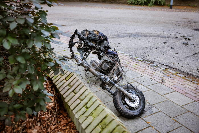 Scooter gaat in vlammen op nabij pand Talpa Network
