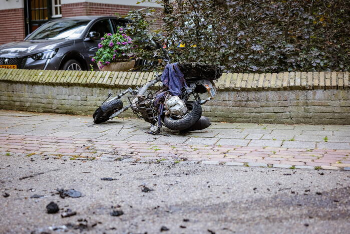 Scooter gaat in vlammen op nabij pand Talpa Network