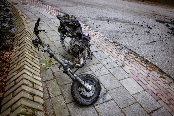Scooter gaat in vlammen op nabij pand Talpa Network