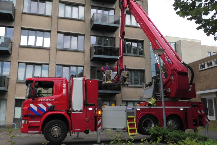 Bewoner sluit zichzelf buiten, brandweer schiet te hulp